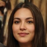 Elena Ruiz – 29 años "Nunca pensé que algo tan simple pudiera ayudarme tanto. Ahora tengo una rutina que realmente me calma después del trabajo."